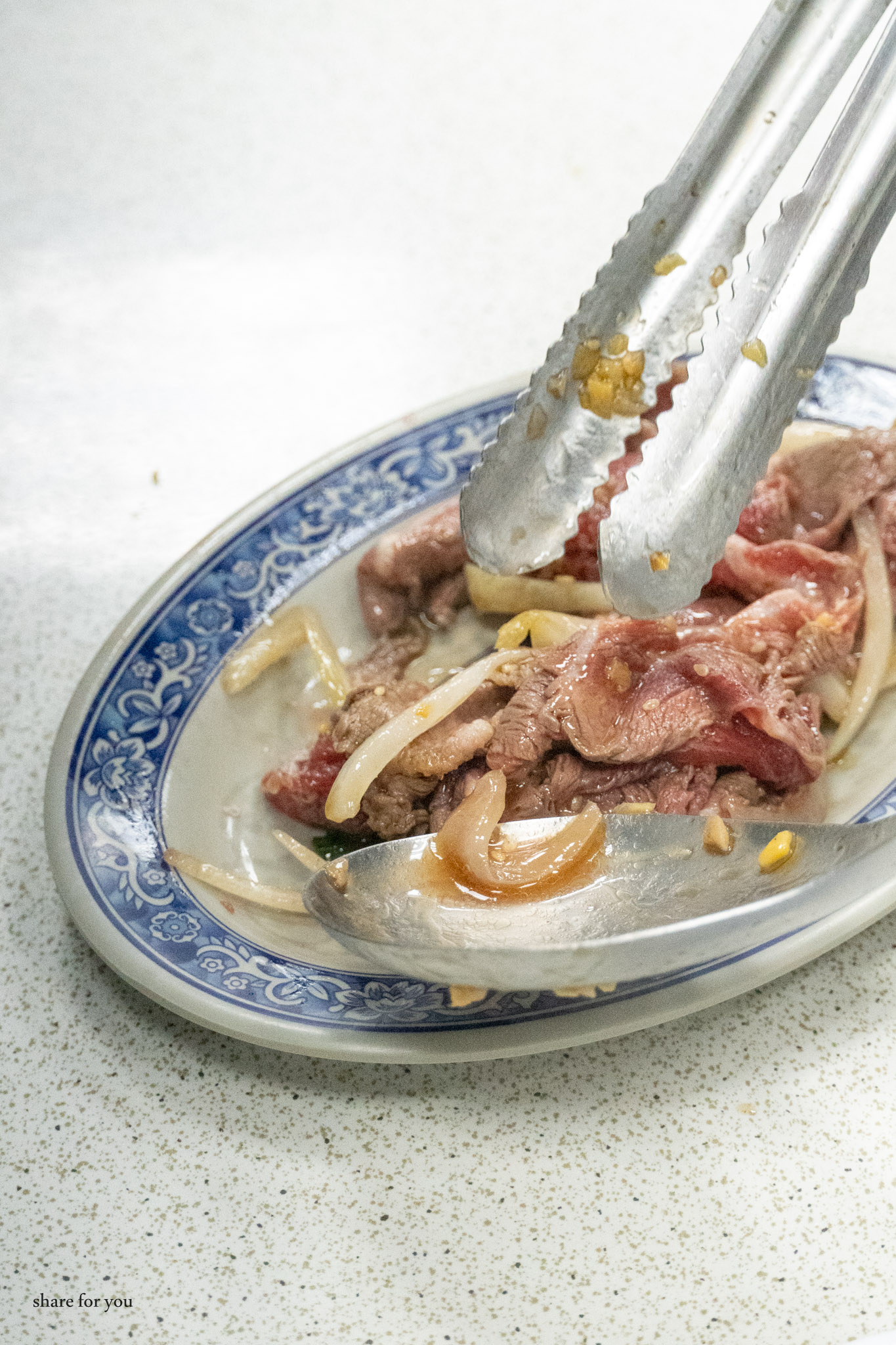 新竹｜大湖口火鍋城｜老街旁必吃石頭火鍋 桌邊爆炒香氣＋百元肉盤超高CP值