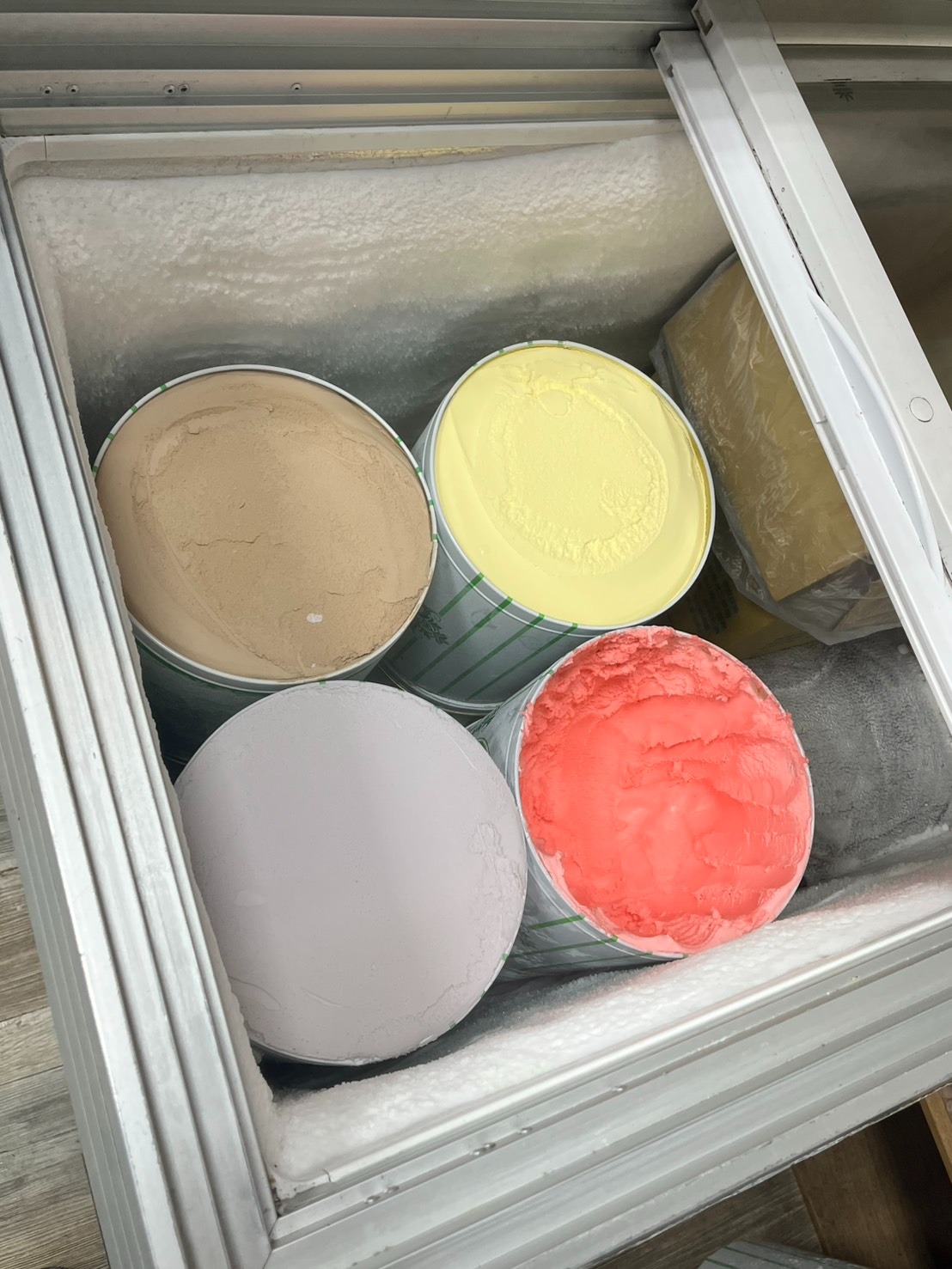 新竹｜大湖口火鍋城｜老街旁必吃石頭火鍋 桌邊爆炒香氣＋百元肉盤超高CP值