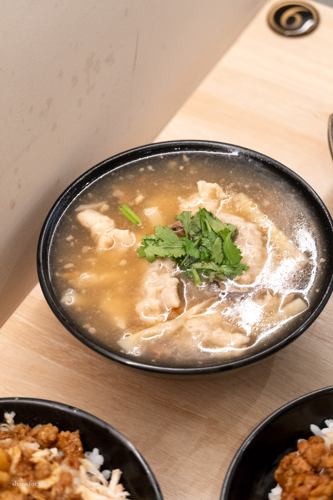 台北｜魯肉財｜台北老字號魯肉飯 從無名攤車到經典老味道